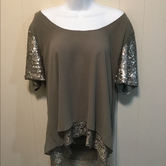 BKE Tops - BKE Boutique Adorable Sequin Blouse